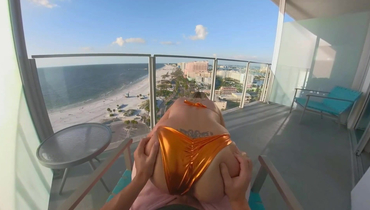 Секс с блондинкой в золотом купальнике на балконе с видом на море
