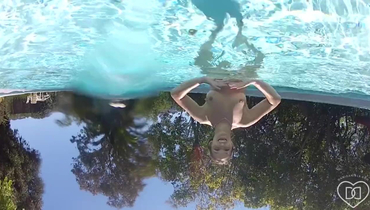 Лесбиянки голышом тверкают и обнимаются в бассейне под водой