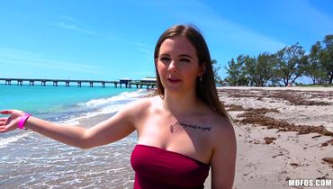 Пикапер заплатил 18-летней Devon Green за секс на диком пляже