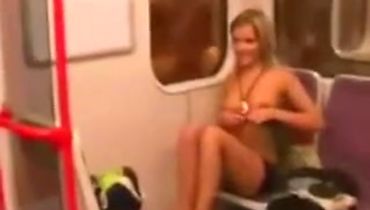 Обнаженная дамочка в метро сверкает грудью